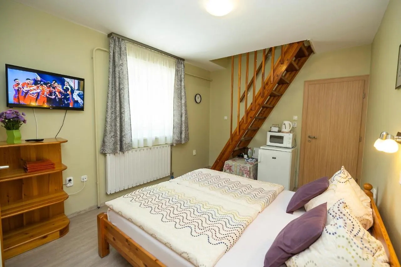 Cecey Apartman Eger Apartment