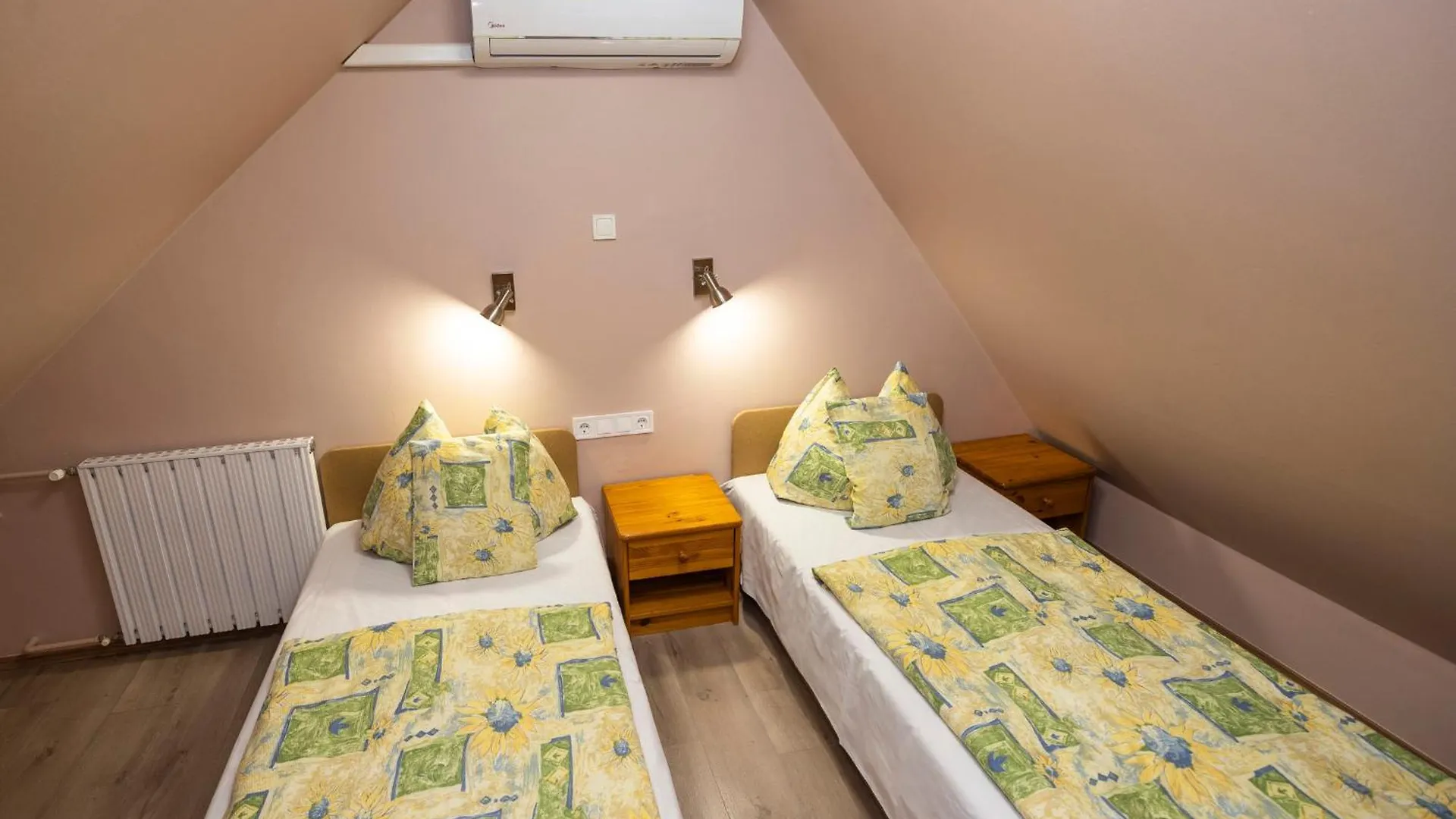 Cecey Apartman Eger Hungary